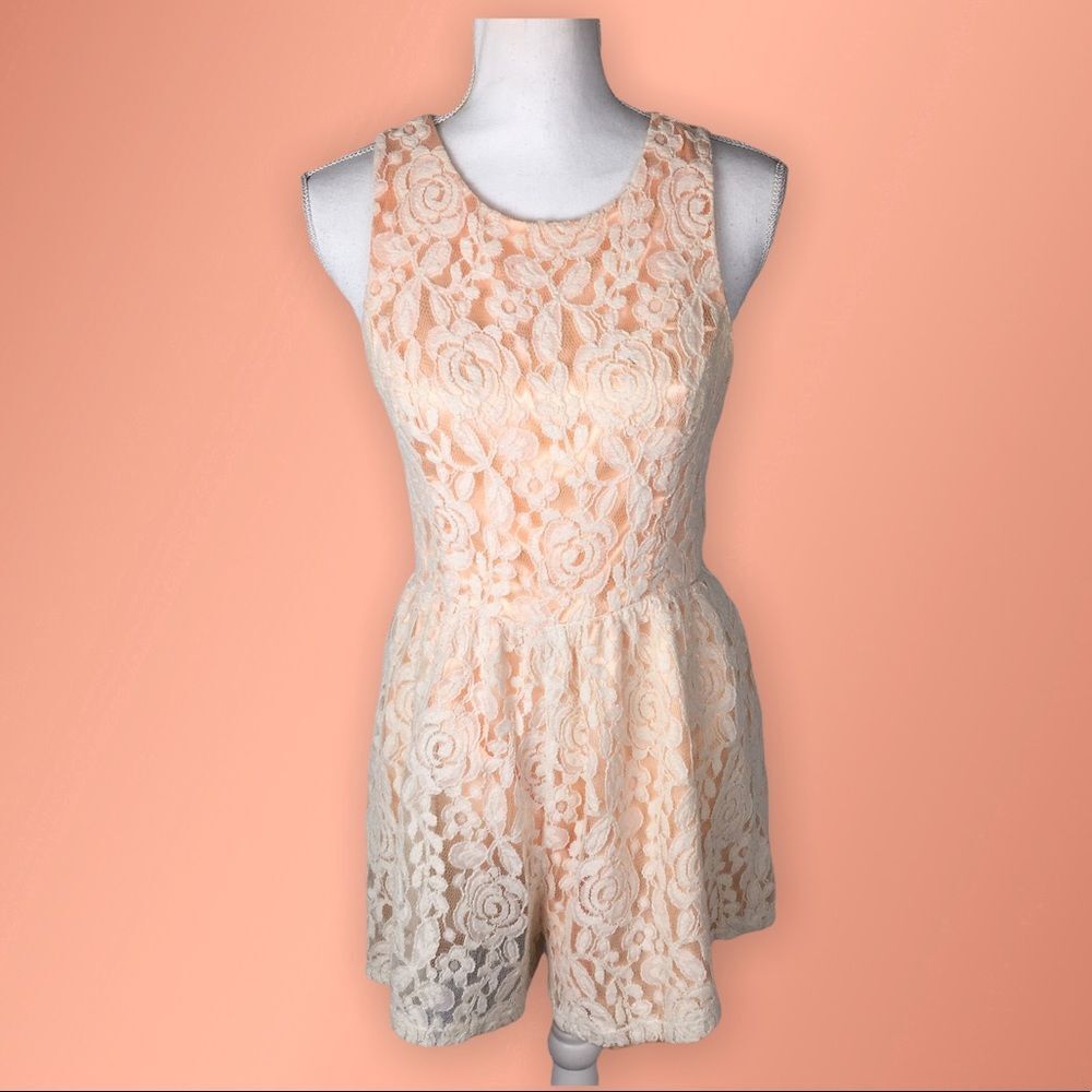 Everleigh Lace Romper Back Cutouts Size Large Peach Cream Lace Summer Party